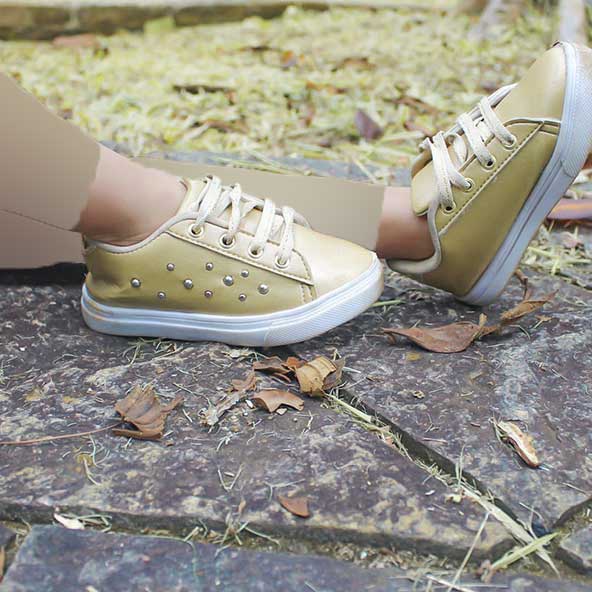 کفش طلایی رنگ اسپرت برای دختر خانم های جوان
