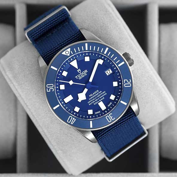 ساعت مچی آبی رنگ مدل مردانه بسیار جذاب و پرطرفدار