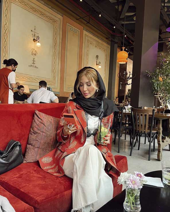 عکس جدید همسر آقای بازیگر که در خارج از ایران گرفته است
