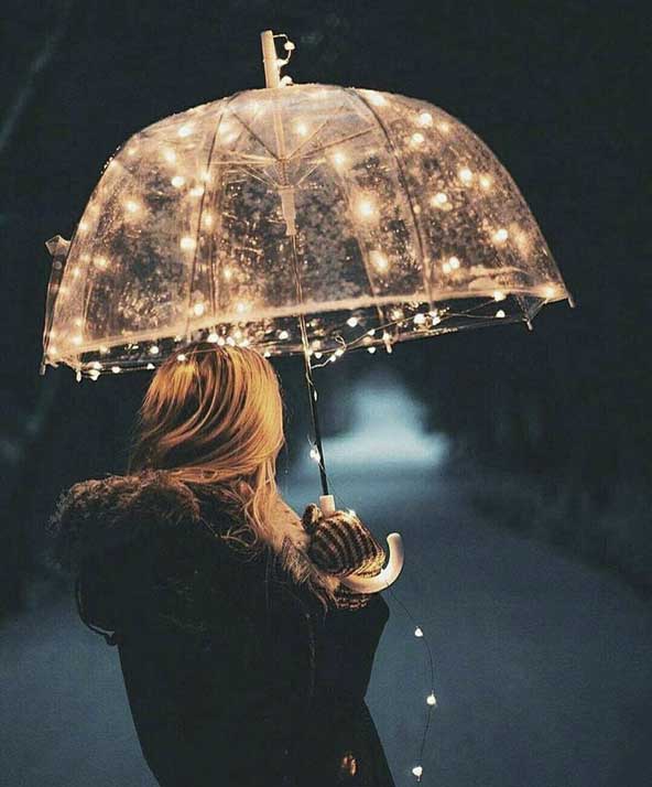 تصویر فانتزی بسیار زیبا دخترانه با چتر برای پس زمینه