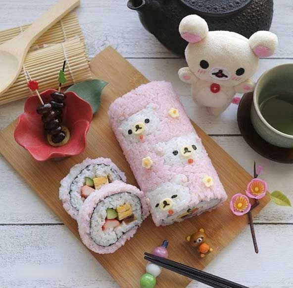 عکس خوراکی کره ای و اسباب بازی عروسکی در کنار هم