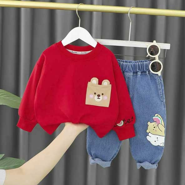 لباس اسپرت شب یلدا دو تیکه پسرانه کودکانه طرح عروسکی شامل بلوز قرمز و شلواز جین