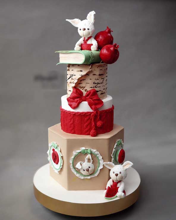 کیک سه طبقه لاکچری و بسیار شیک با ترکیب عروسک یا تاپر خرگوش +‌ میوه انار + بافتنی و پاپیون