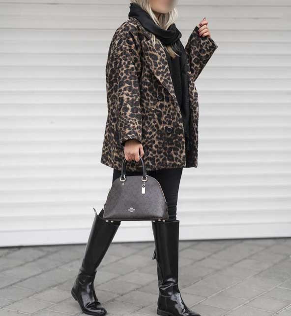مانتو پشمی مدل پلنگی برای پوشش زمستان به همراه بوت و کیف و شلوار مشکی