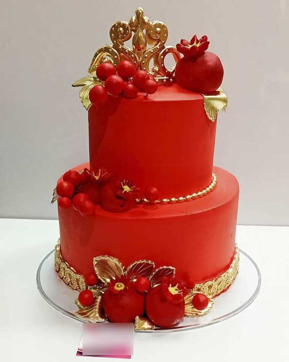 کیک دو طبقه خوش رنگ قرمز طلایی برای چله ۱۴۰۱