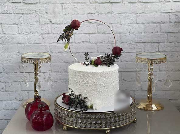 تزیین کیک یلدایی ساده خامه دار برای عروس با انار و غنچه های گل