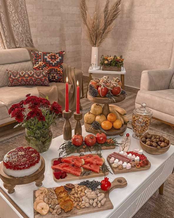میز بسیار دوست داشتنی و زیبای شب یلدا برای عروس خانم ها با ترکیبی از میوه، کیک و آجیل