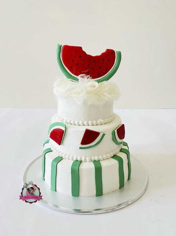 کیک شیک سه طبقه سه رنگ سفید سبز قرمز برای مراسم شب یلدای عروس خانم ها