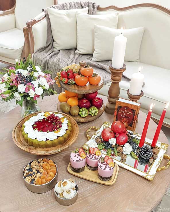 مدل میز لاکچری فوق العاده زیبای شب یلدا ۱۴۰۲ با کیک، آجیل و ژله