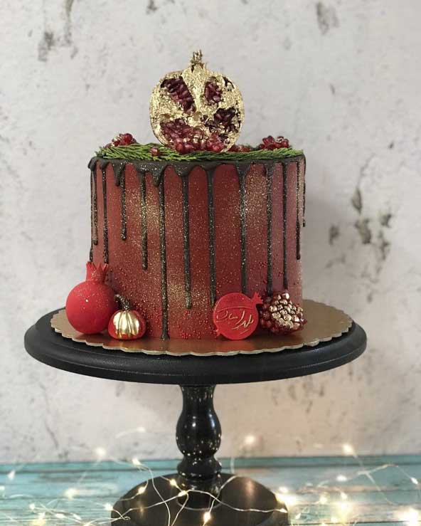 کیک ساده قرمز رنگ برای دیزاین میز یلدا