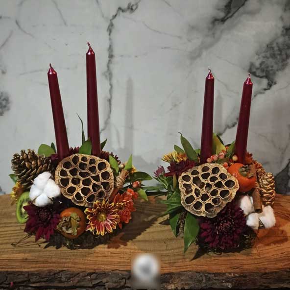 دیزاین مدرن شمع یلدا با استفاده از گل مرداب، کاج و برگ و دارچین